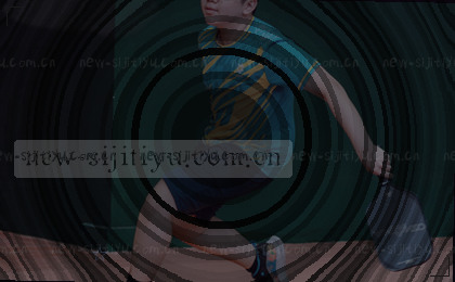 一缕晨光与数据流交织成洞察的轮廓